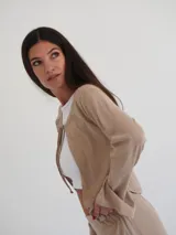 Saco color beige de tejido de punto con textura acanalada.