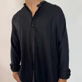 Camisa de lino blanca con cuello mao, manga larga y corte regular.