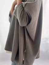 Remera blanca de corte amplio y mangas largas.