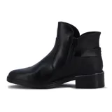 Bota de cuero negro de caña baja, con elástico lateral y aplique metálico decorativo.
