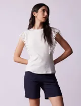 Blusa blanca de algodón marca Catherine Malandrino, sin mangas y con apliques de crochet en los hombros.