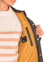 Campera color rosa pálido con diseño acolchado en forma de hojas, cuello camisero, cierre frontal con botones a presión, dos bolsillos de parche en el pecho y corte recto.