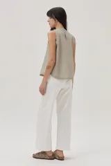 Top de lino metalizado color beige, con escote redondo y sin mangas.