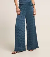 Pantalón wide leg azul con cintura elástica y textura de malla.