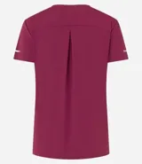 Remera deportiva blanca texturizada, con cuello redondo, manga corta, detalle reflectante y pliegue en la espalda.