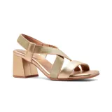 Sandalias de cuero color dorado con tiras cruzadas y taco bloque.