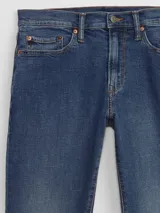 Pantalón de jean azul oscuro, de corte slim y tiro medio.