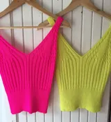 Top de hilo ajustado en colores fucsia y menta, con escote en V y diseño acanalado.