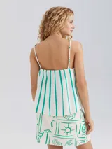 Blusa sin mangas blanca con rayas verticales verdes y tirantes finos.