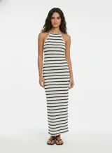 Vestido largo sin mangas con escote halter, diseño regular fit con tirantes ajustables, confeccionado en tejido jersey simple a rayas horizontales blancas y negras.