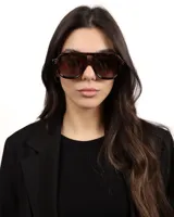 Lentes de sol estilo aviador con montura gruesa de carey y lentes marrones degradé.