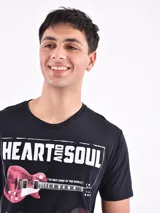 Remera gris oscuro con estampa frontal de una moto y texto en blanco.
