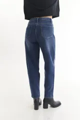 Pantalón de jean azul con estampado de cuadrados plateados.