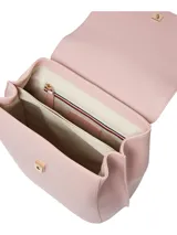 Mochila Tommy Hilfiger color rosa con asa superior, cierre con cremallera y solapa, detalles distintivos de la marca y logo metalizado en la parte delantera.