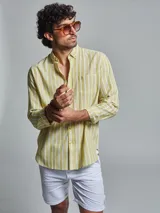 Camisa de lino color cobre con rayas verticales blancas, de manga larga y corte clásico.