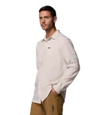 Camisa de manga larga color arena de la marca Columbia, modelo Silver Ridge. Cuenta con dos bolsillos frontales con solapa y cierre de botón, tecnología Omni-Shade™ UPF 50 para protección solar, Omni-Wick™ para absorción de la humedad y ventilación en la espalda.