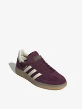 Zapatillas Adidas Handball Spezial color borgoña con detalles en blanco y suela color caramelo.