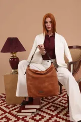 Cartera bandolera color marrón, confeccionada en símil cuero con textura. Tiene dos divisiones internas, asa corta fija y correa larga regulable.