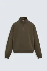 Sudadera marrón con cuello alto y cierre de cremallera parcial. Corte relaxed fit, confeccionada en tejido de algodón compacto con interior en rizo y acabados en rib.