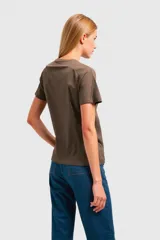 Remera negra con estampado de una mujer sentada en un sillón con un trago en la mano.