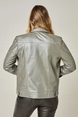 Campera tipo jeanera de cuero color peltre, con cuello clásico, cierre frontal con botones metálicos y dos bolsillos con solapa en el pecho.