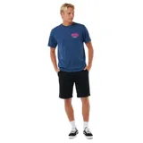 Remera azul de manga corta con logo Rip Curl estampado en el pecho en color rosa.