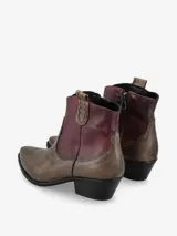 Botín de cuero negro y marrón, de estilo texano, con punta fina, costuras decorativas y taco bajo.