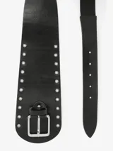 Cinturón ancho de cuero sintético negro con elástico, hebilla metálica rectangular plateada y detalles de tachas metálicas plateadas.