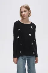 Sweater negro con estampado de estrellas blancas.
