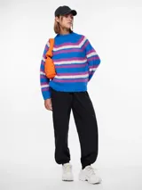 Pantalón cargo negro de corte holgado con cintura elástica y bolsillos laterales.