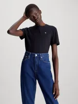 Remera negra de algodón regenerativo con cuello redondo y manga corta. Tiene el logo de Calvin Klein bordado en el pecho.