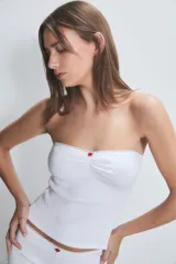 Pijama blanco de algodón morley, compuesto por un top strapless con detalle de rosa roja en el escote y un short con elástico en la cintura, ribete de puntilla y detalle de rosa roja en el centro.