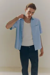 Pantalón de vestir negro de corte slim fit, con bolsillos laterales y traseros.