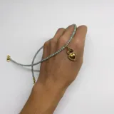 Collar de cuentas facetadas de amazonita color celeste, con dije de corazón dorado.