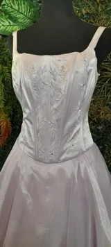 Vestido corsé color marfil con bordados en hilo y detalle de strass, falda amplia de organza.