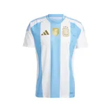 Camiseta de fútbol Adidas de la Selección Argentina, modelo titular 2024. Diseño a rayas verticales celestes y blancas con detalles dorados en logos y escudo.