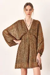 Vestido corto color marrón con estampado animal print, escote en V y mangas largas abullonadas.