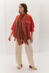 Sobrecamisa celeste de corte recto, con cuello mao, mangas 3/4 con puños y cierre frontal con botones. Tiene dos bolsillos de parche en el pecho.