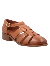 Zapato de cuero color marrón con punta trenzada, taco cuadrado bajo y hebilla ajustable.