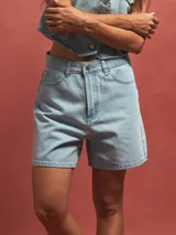 Short celeste de jean con corte a la rodilla.
