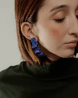Aros colgantes con forma de cinta ondulada, color azul eléctrico, con apliques de strass.