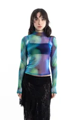 Top de manga larga y cuello alto, confeccionado en tejido de malla transparente con estampado tie-dye en tonos azul, violeta y verde.