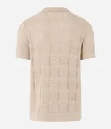 Remera polo de manga corta color beige, con cuello inglés y textura patchwork en cuadrados.