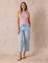 Pantalón cropped celeste, marca Dash, con pretina trasera elastizada y bolsillos delanteros y traseros.