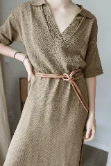 Cinturón de cuero color marrón claro, fino y sin hebilla, para anudar.