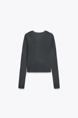 Top gris oscuro de punto, con cuello redondo y manga larga. Diseño cruzado en el frente.
