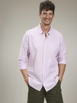 Camisa de manga larga a rayas verticales color lila y blanco, confeccionada en mezcla de lino y algodón.