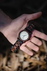 Reloj Chenaut Perle d’Ébène con caja de madera de sándalo rojo, esfera blanca perlada con manecillas azules y malla de madera de ébano.