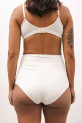 Culotte maternal blanco de algodón con doble tela, sin elásticos que marquen. Ideal para embarazo y postparto.