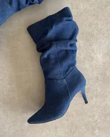 Bota plateada de caña alta con efecto arrugado y taco aguja.